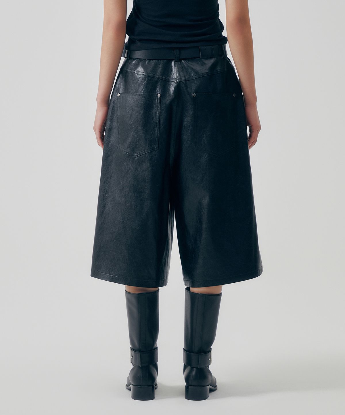 트리밍버드(TREEMINGBIRD) Distressed Leather Set-up Shorts [ Black ]