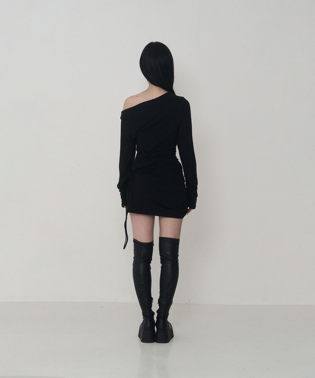 에트오소메(ETRE AU SOMMET) 피어싱 드레이프 셋업 롱 슬리브 (블랙)