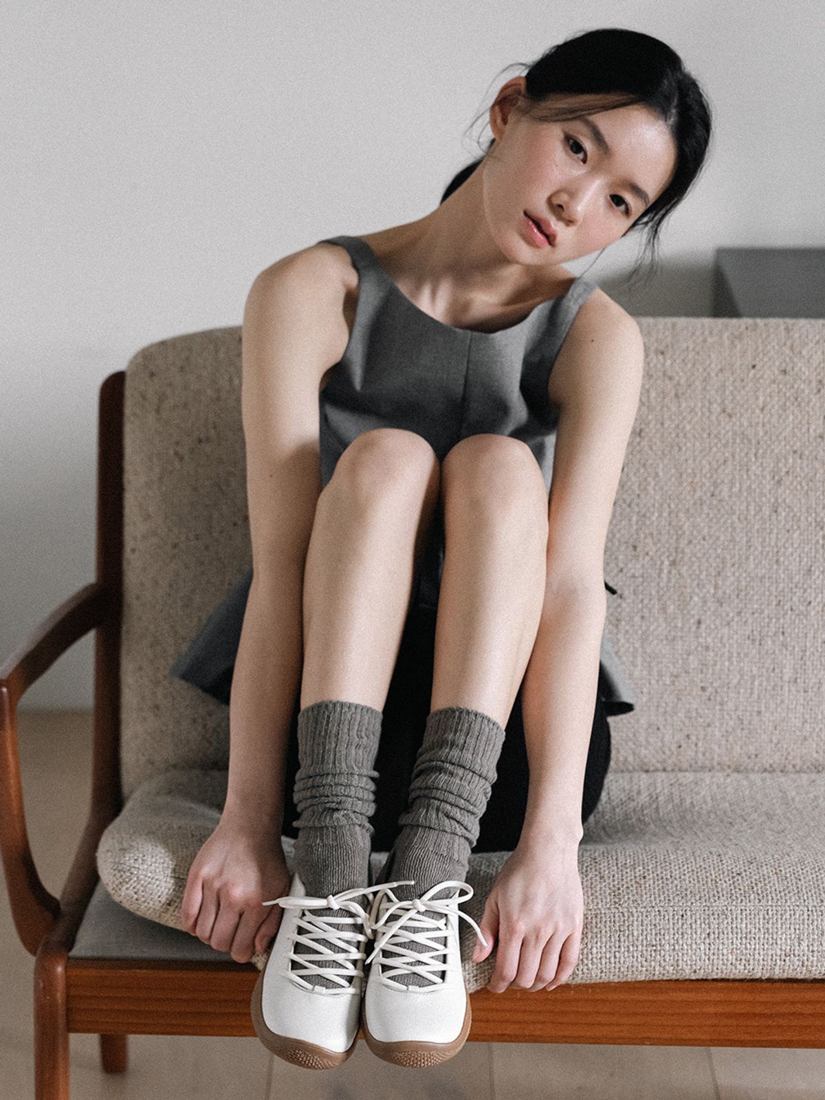 더조히(THE JOHI) Maddie Ribbon Strap Sneakers_2 COLORS