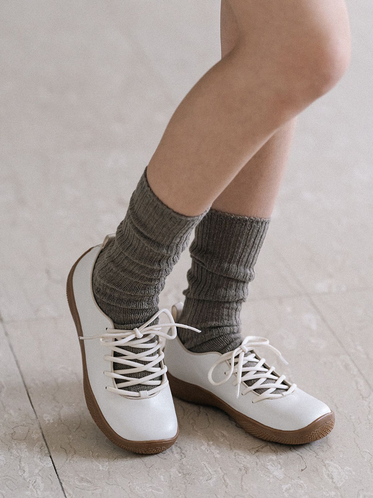 더조히(THE JOHI) Maddie Ribbon Strap Sneakers_2 COLORS