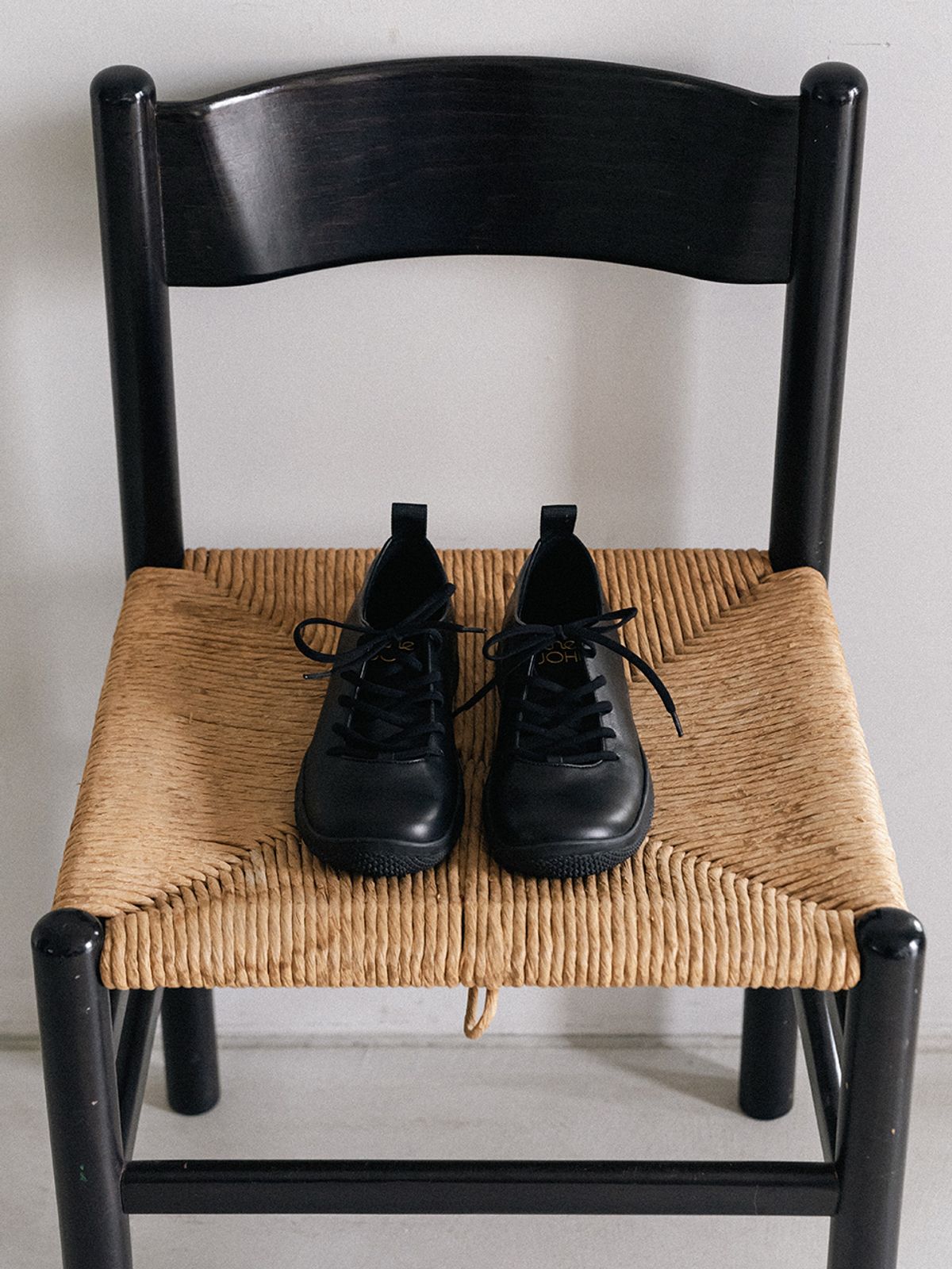 더조히(THE JOHI) Maddie Ribbon Strap Sneakers_2 COLORS