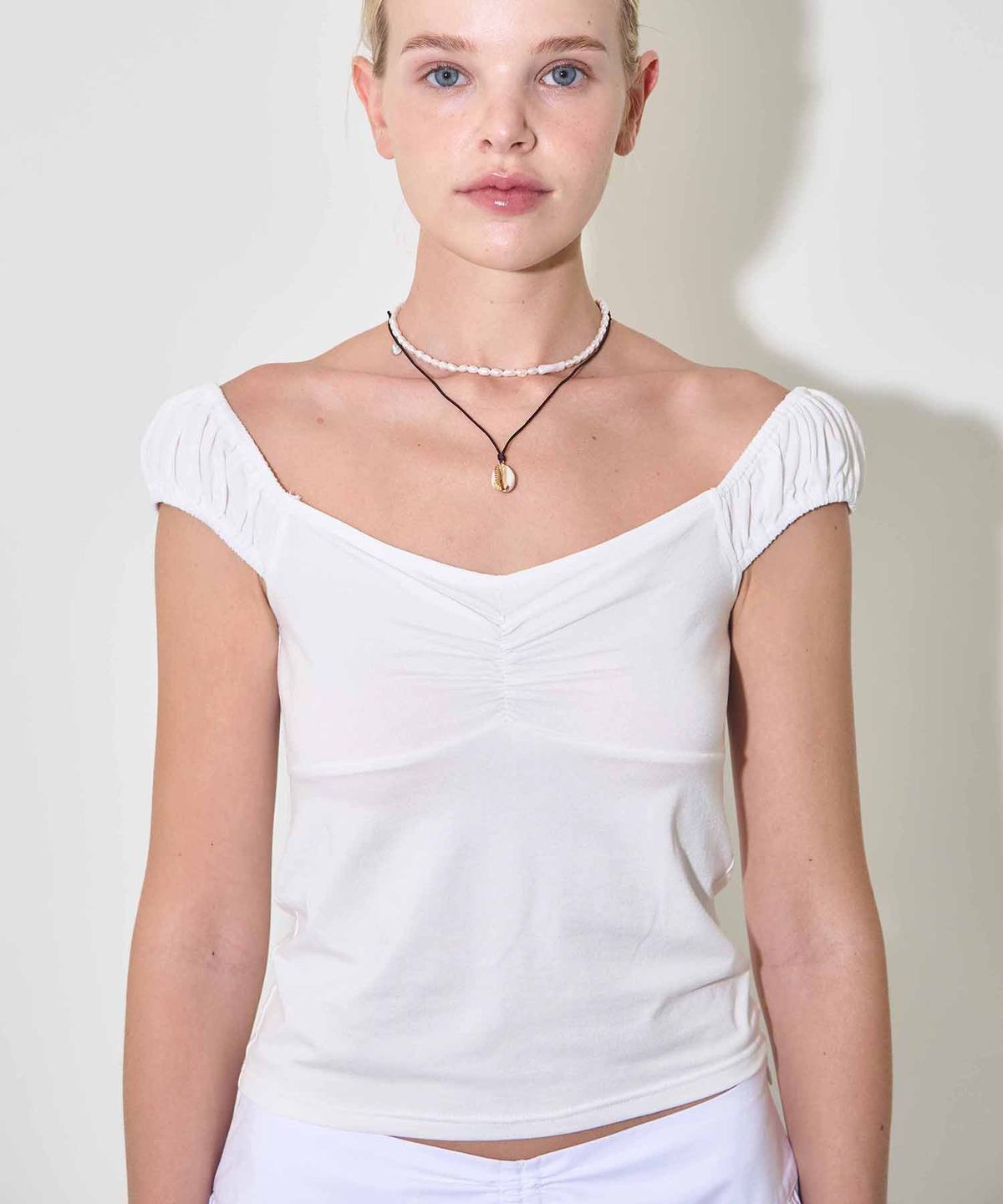유히리(YUHEELEE) Off shoulder shirring top / Ivory