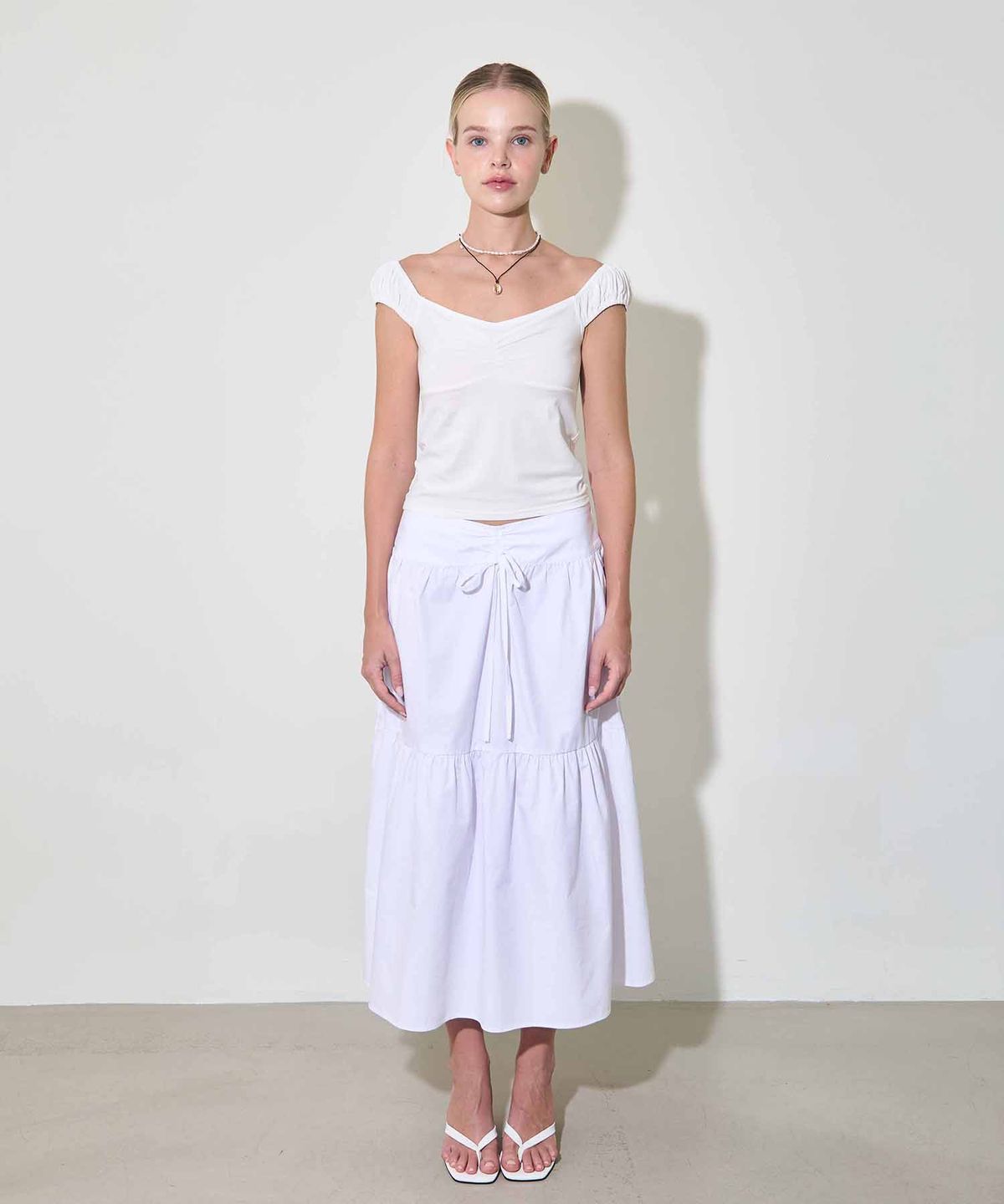 유히리(YUHEELEE) Off shoulder shirring top / Ivory