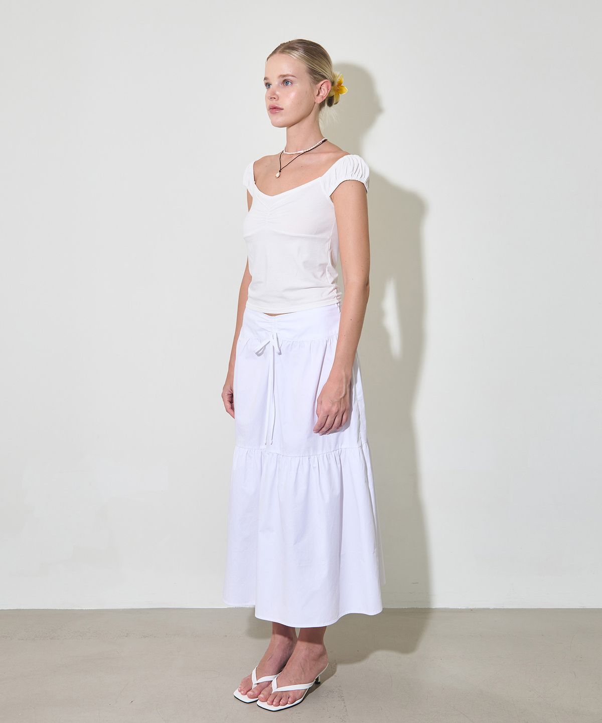 유히리(YUHEELEE) Off shoulder shirring top / Ivory