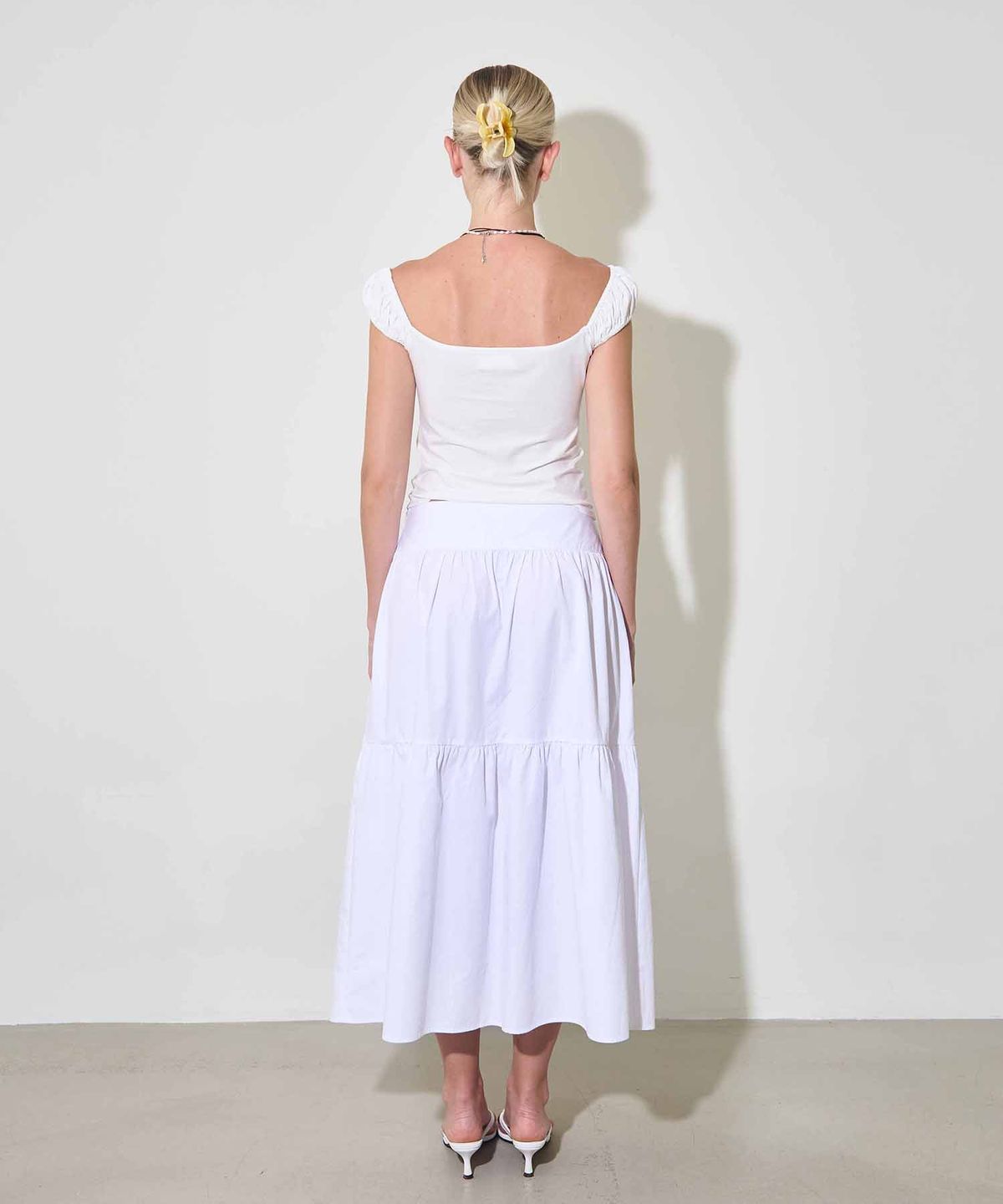 유히리(YUHEELEE) Off shoulder shirring top / Ivory