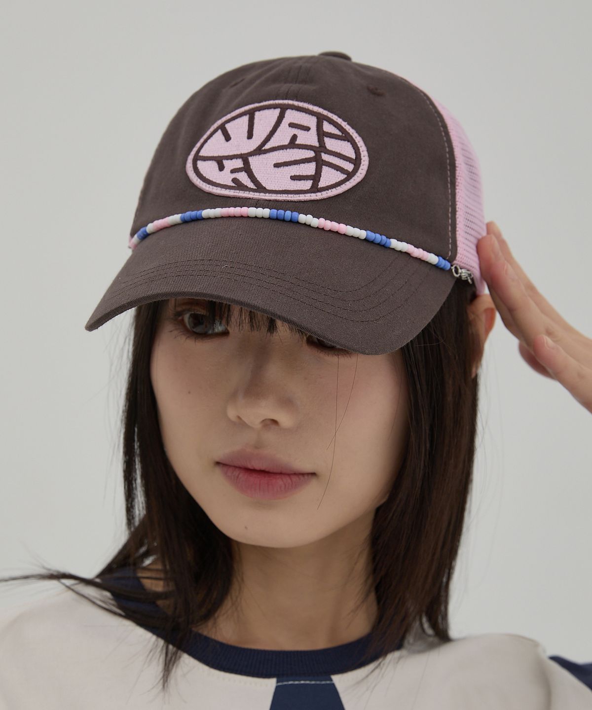 와이케이(WAIKEI) 디테쳐블 비즈 스트링 메쉬 볼캡 브라운