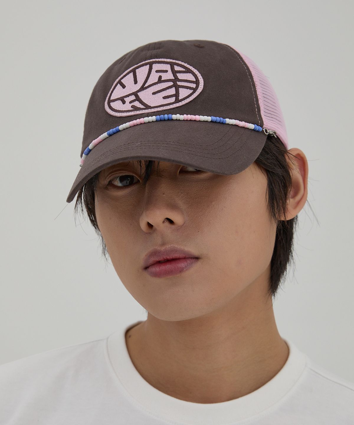 와이케이(WAIKEI) 디테쳐블 비즈 스트링 메쉬 볼캡 브라운