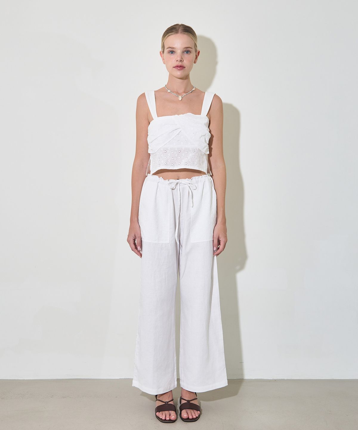 유히리(YUHEELEE) Embroidery cotton cami top / White