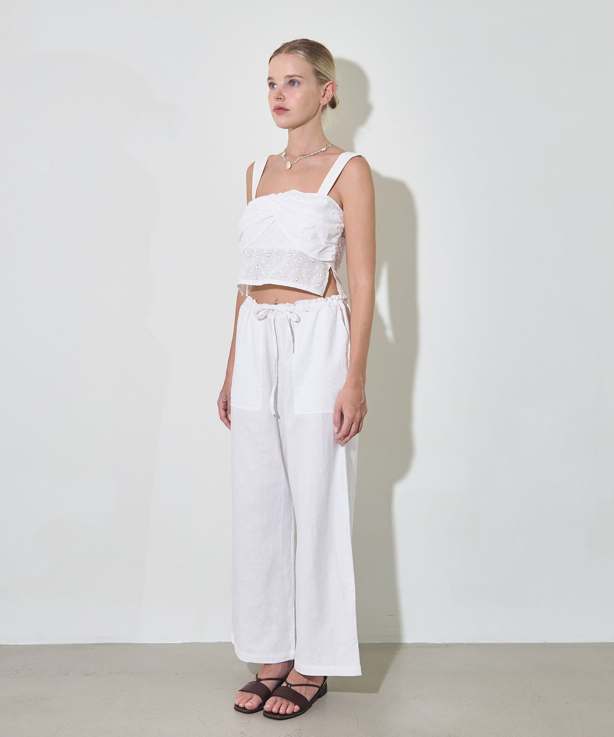 유히리(YUHEELEE) Embroidery cotton cami top / White