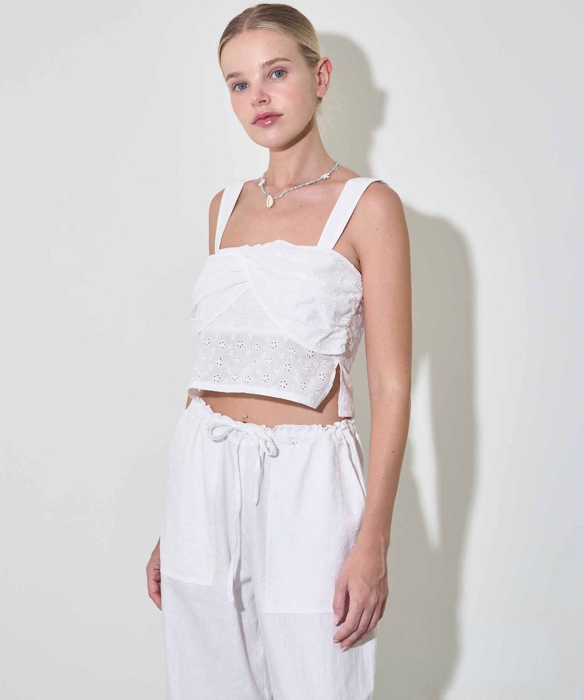 유히리(YUHEELEE) Embroidery cotton cami top / White
