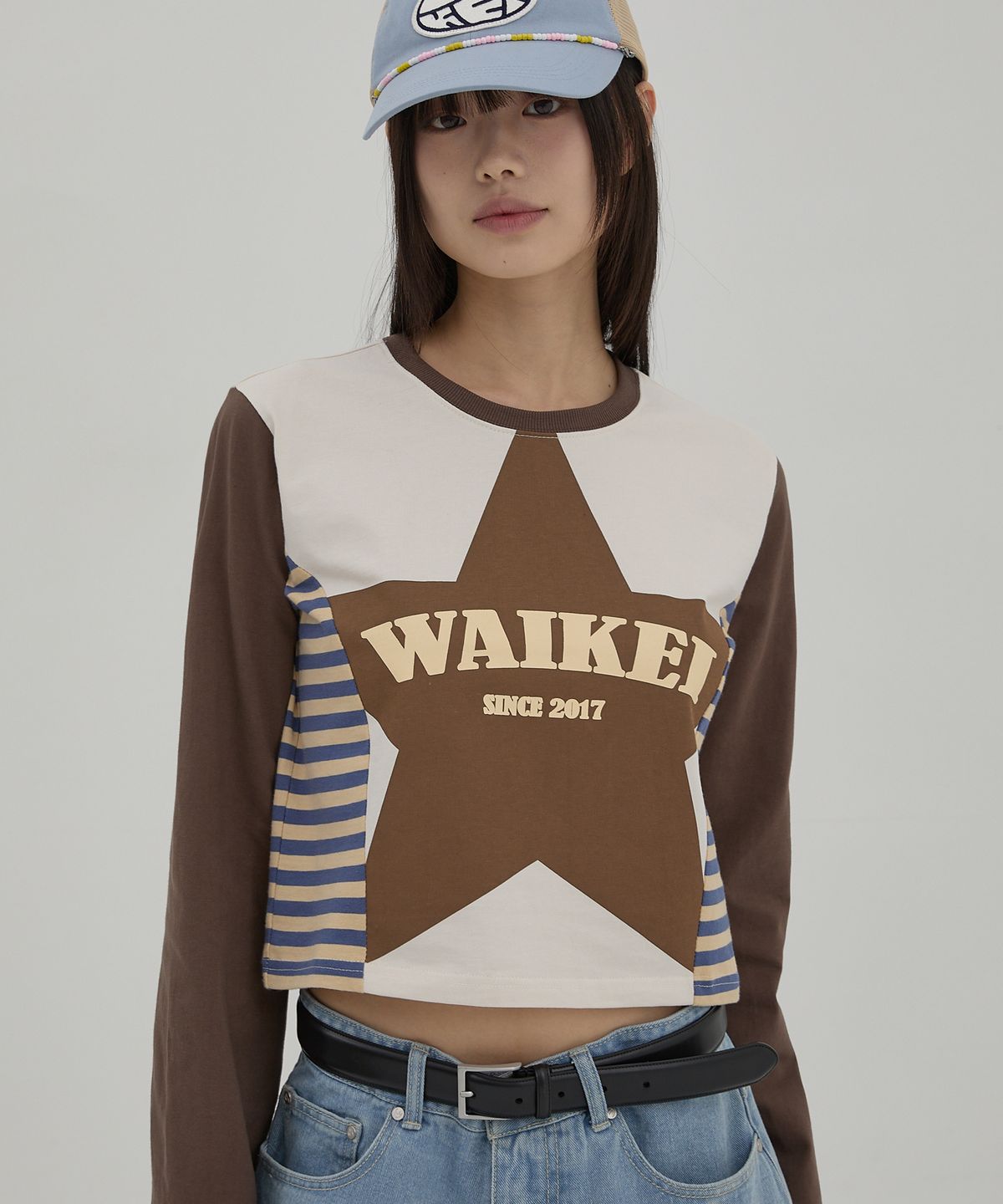 와이케이(WAIKEI) (우먼) 스타 위드 스트라이프 티셔츠 브라운