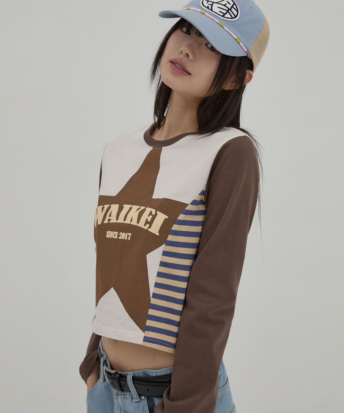 와이케이(WAIKEI) (우먼) 스타 위드 스트라이프 티셔츠 브라운
