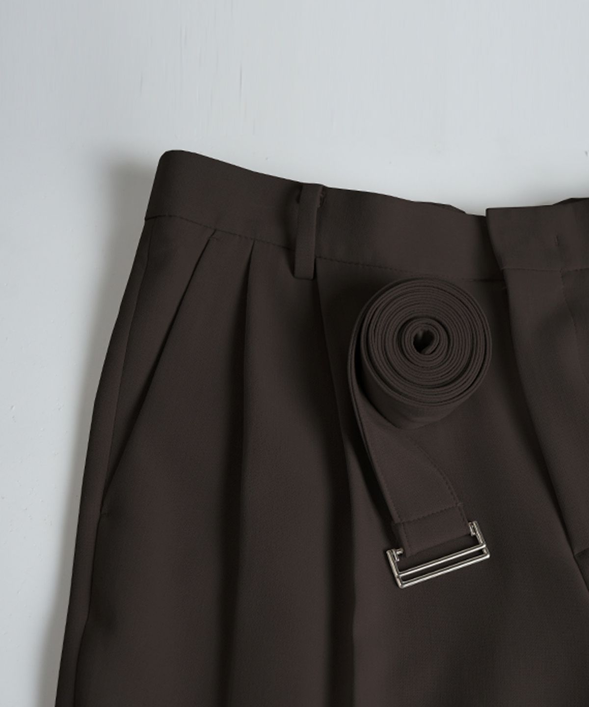 비르반테(BIRBANTE) 벨티드 투턱 슬랙스 - 브라운