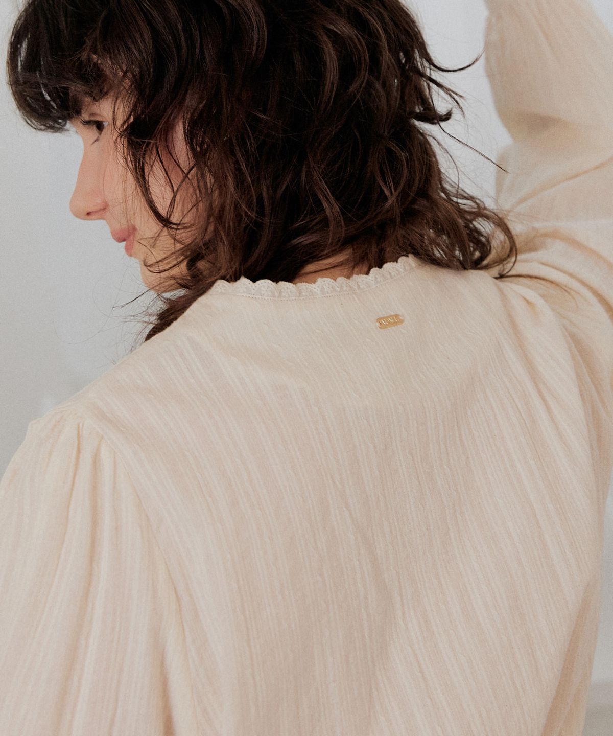 어다울(ADAUL) Vintage lace pintuck string line blouse - cream