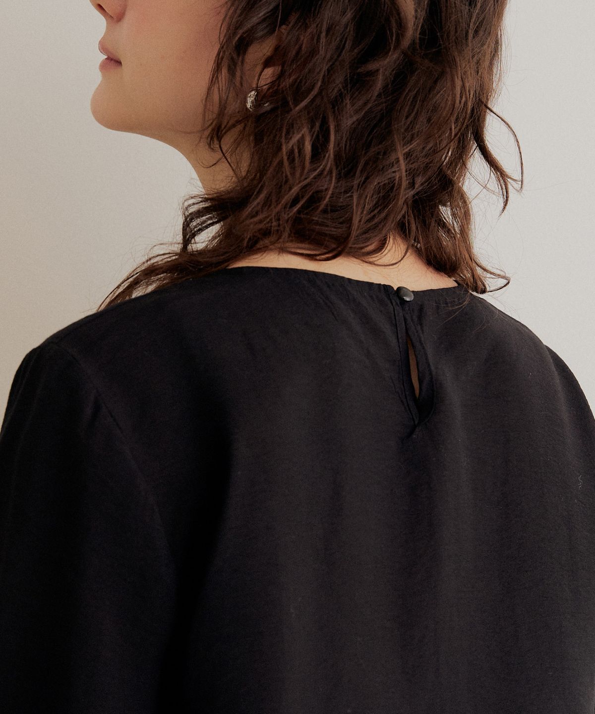 어다울(ADAUL) Drawstring flare blouse - black