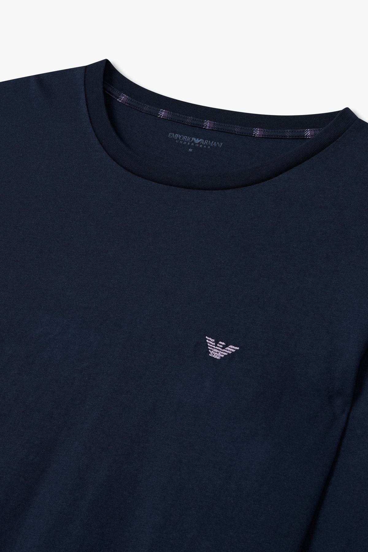 엠포리오 아르마니 언더웨어(EMPORIO ARMANI UNDERWEAR) 남성 자수 로고 롱 슬리브 티셔츠_네이비 0815136002