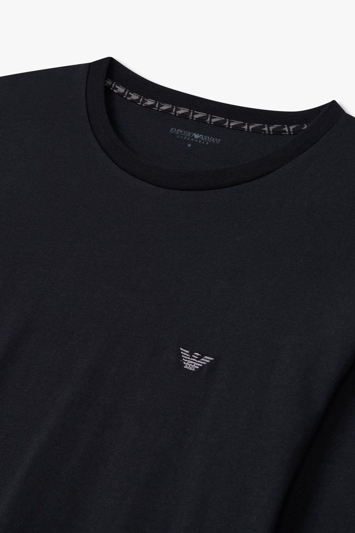 엠포리오 아르마니 언더웨어(EMPORIO ARMANI UNDERWEAR) 남성 자수 로고 롱 슬리브 티셔츠_블랙 0815136003