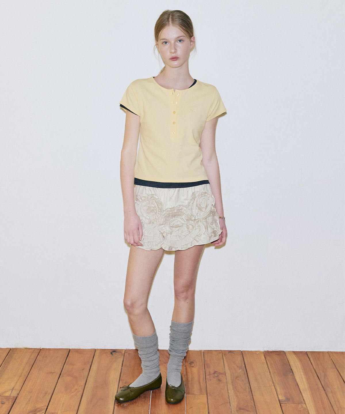 시눈(SINOON) [이시안,미연,모모,조이 착용] Rose Frill Mini Skirt (Cream Yellow)