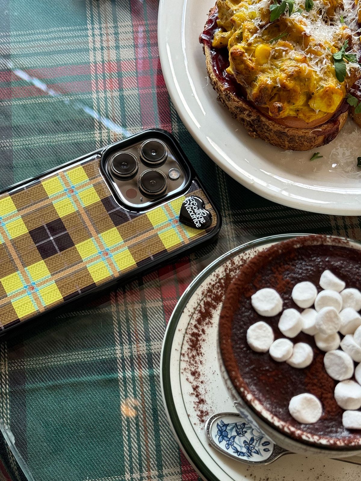 꼴라주바캉스(COLLAGEVACANCE) Tartan Hug Pendant Epoxy Case  -Yellow Check (에폭시 폰케이스)