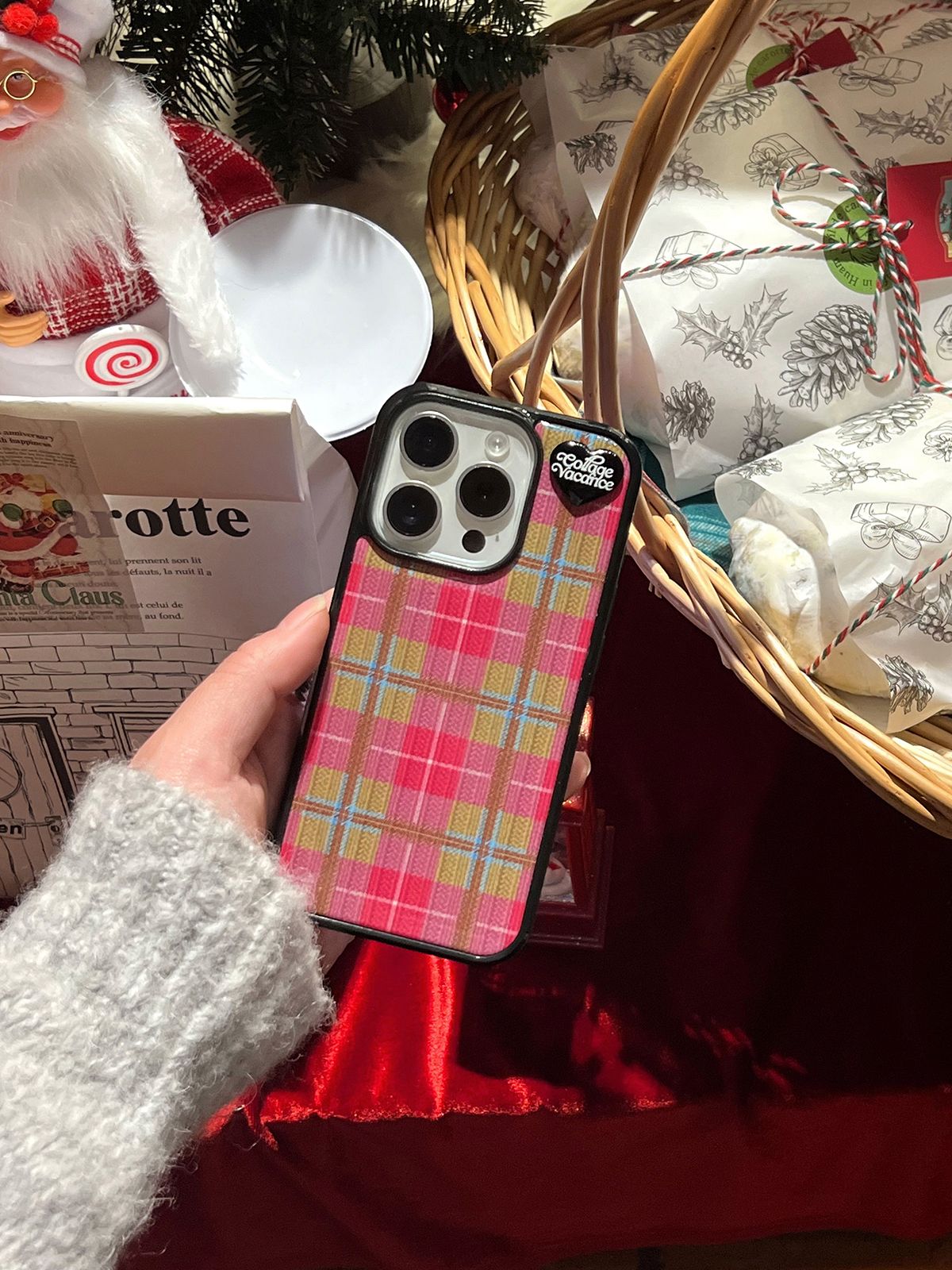 꼴라주바캉스(COLLAGEVACANCE) Tartan Hug Pendant Epoxy Case  -Pink Check (에폭시 폰케이스)