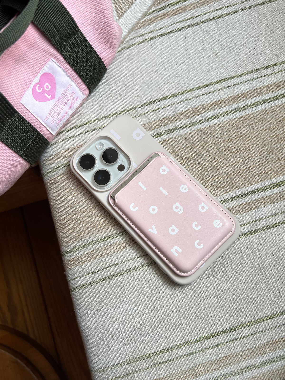 꼴라주바캉스(COLLAGEVACANCE) Logo Alphabet MagSafe Card Wallet (맥세이프 카드지갑) -Baby Pink