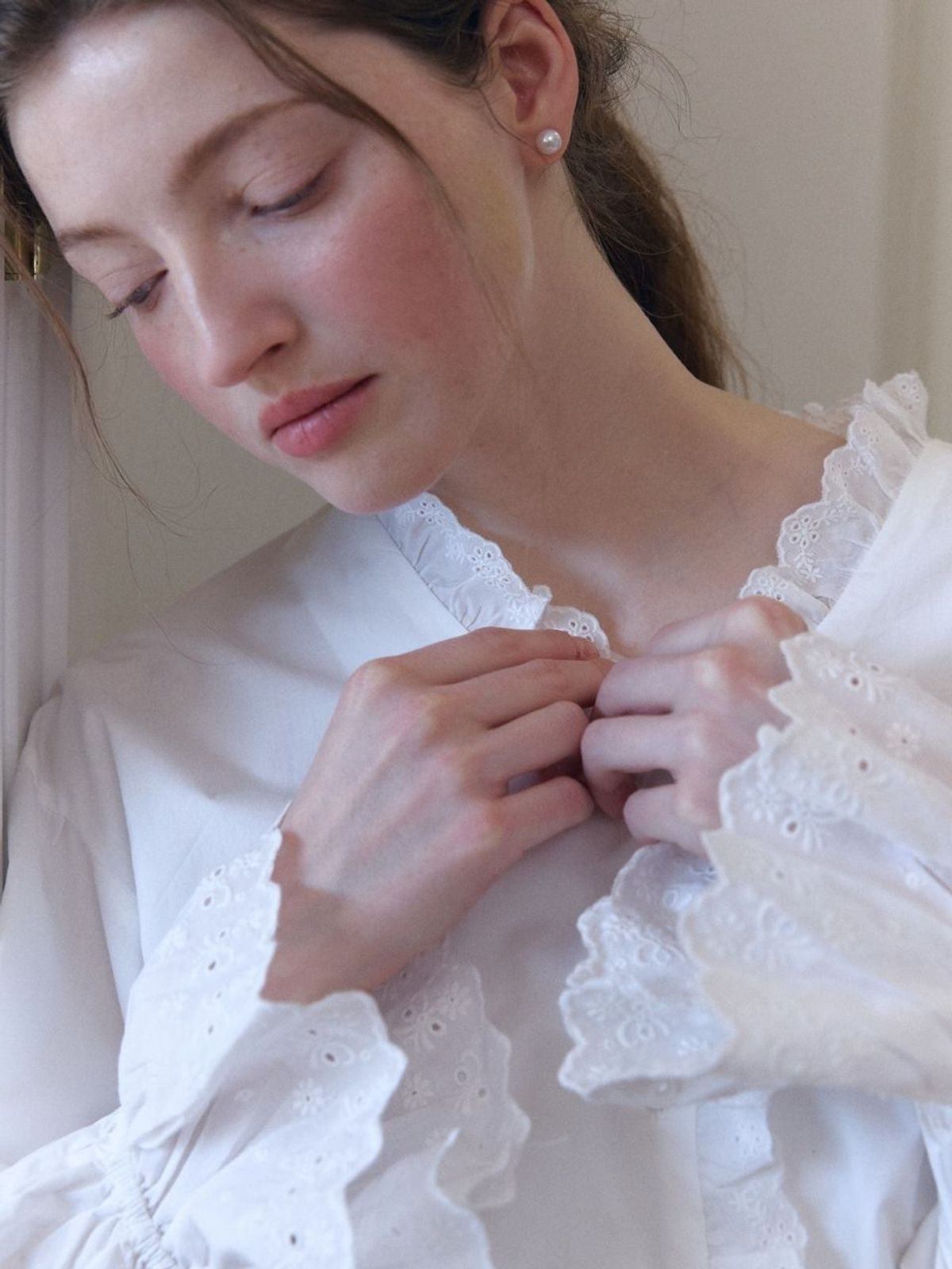 패브릭서울(FABRICSEOUL) lace frill cotton puff blouse_white