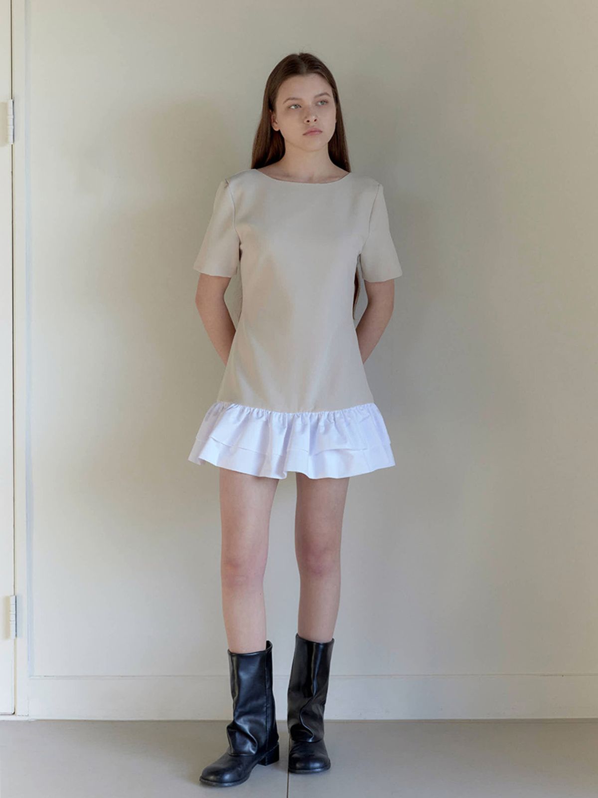 모이페어(MOIFAIRE) BOAT NECK FRILL DRESS / BEIGE