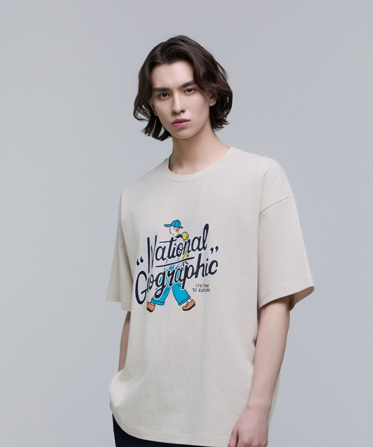 내셔널지오그래픽(NATIONALGEOGRAPHIC) N252UTS904 트레져 컨셉 워커 그래픽 세미오버핏 H/TEE L/BEIGE