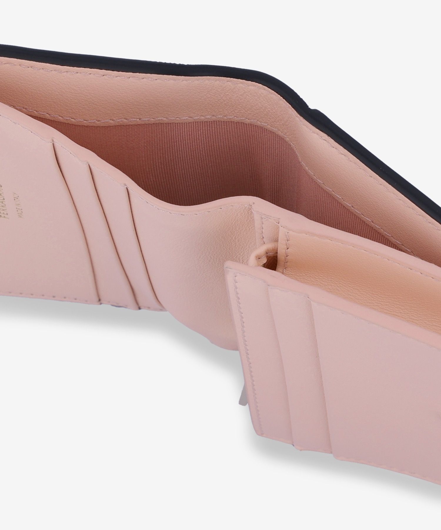 MUSINSA | SALVATORE FERRAGAMO Hug Compact Two-Tone Wallet