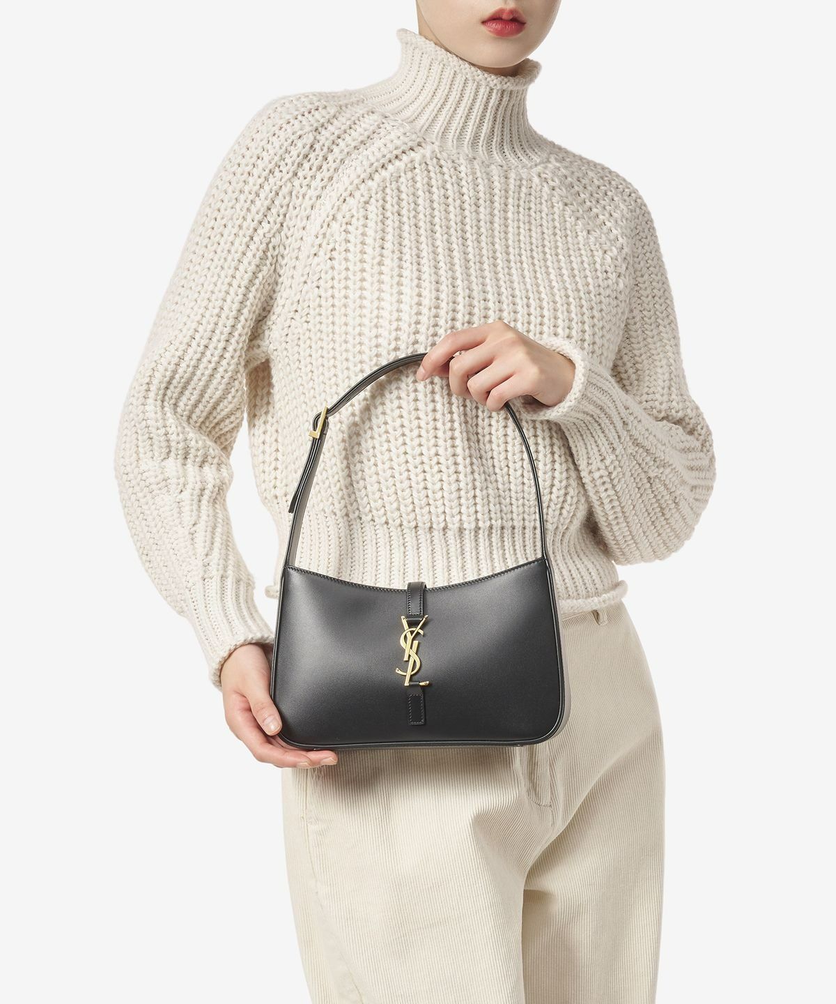생로랑(SAINT LAURENT) 모노그램 5A7 토트백 - 블랙:골드 / 6572282R20W1000