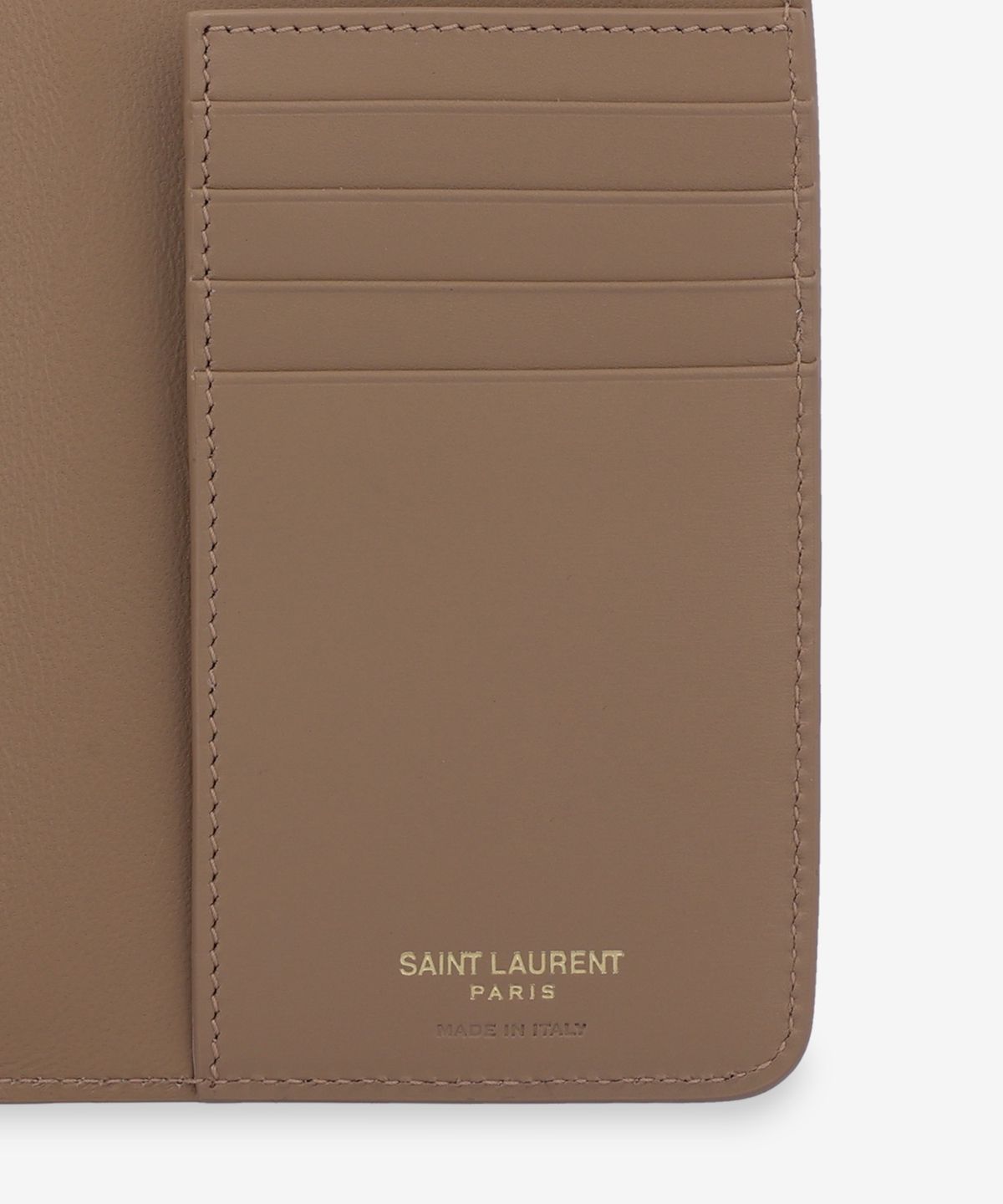 생로랑(SAINT LAURENT) 모노그램 볼테르 여권 지갑 - 토프:골드 / 8218850SX0W2646