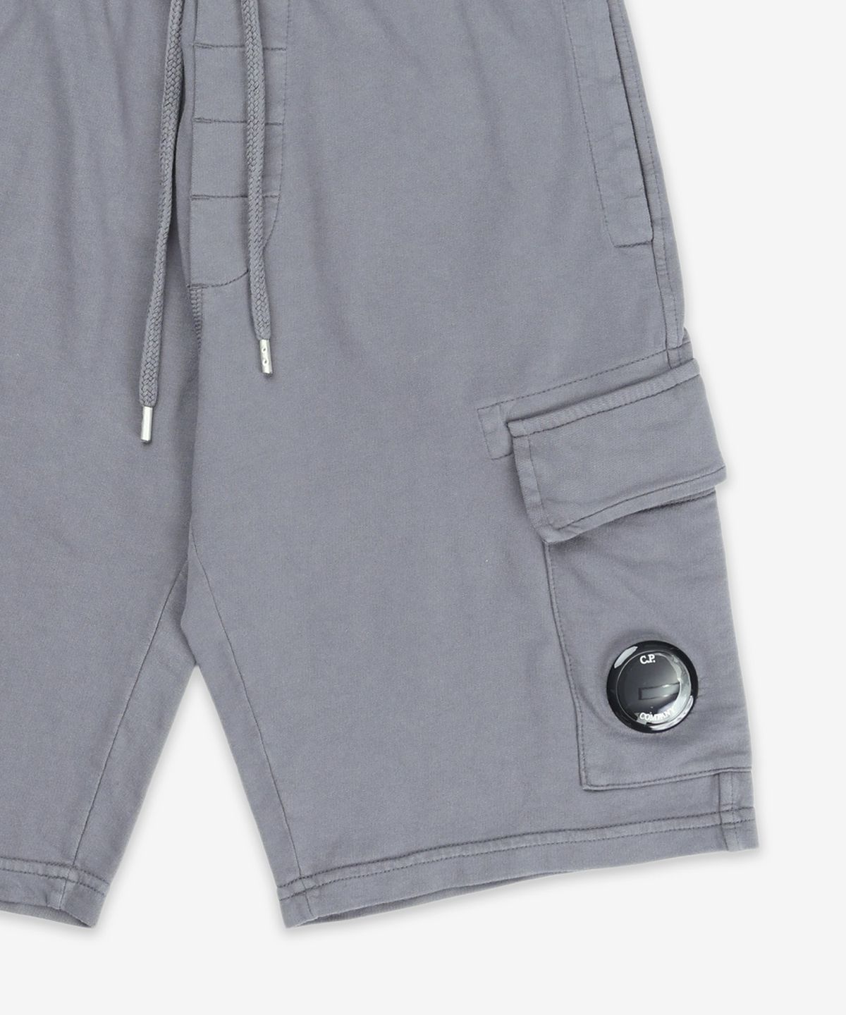 씨피 컴퍼니(CP Company) 스웻 버뮤다 카고 라이트 플리스 쇼츠 팬츠 - 스모크 펄 / 18CMSB069A002246G935