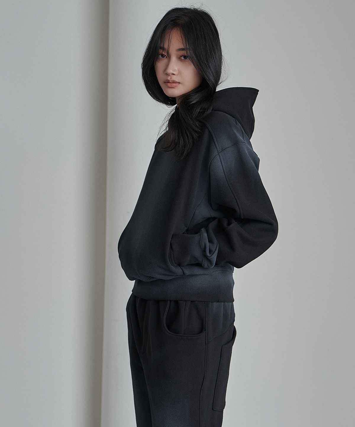 이예(YIYAE) Variation Spray Washed Crop Hoodie Black