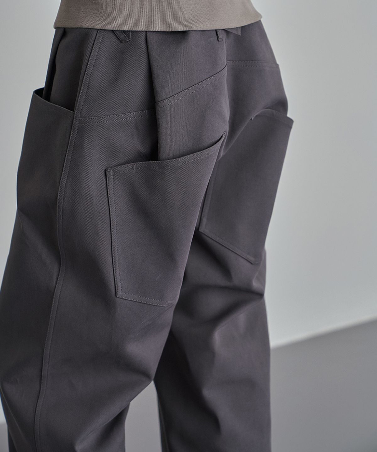 이예(YIYAE) Équilibre Axle Side Strap Trousers Charcoal