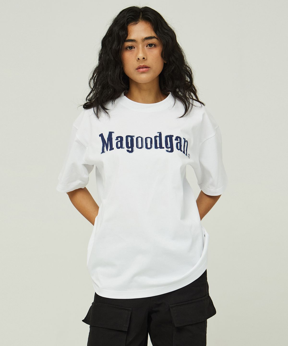 맥우드건(MAGOODGAN) 스웩버 3580 자수 오버핏 오프화이트 반팔티