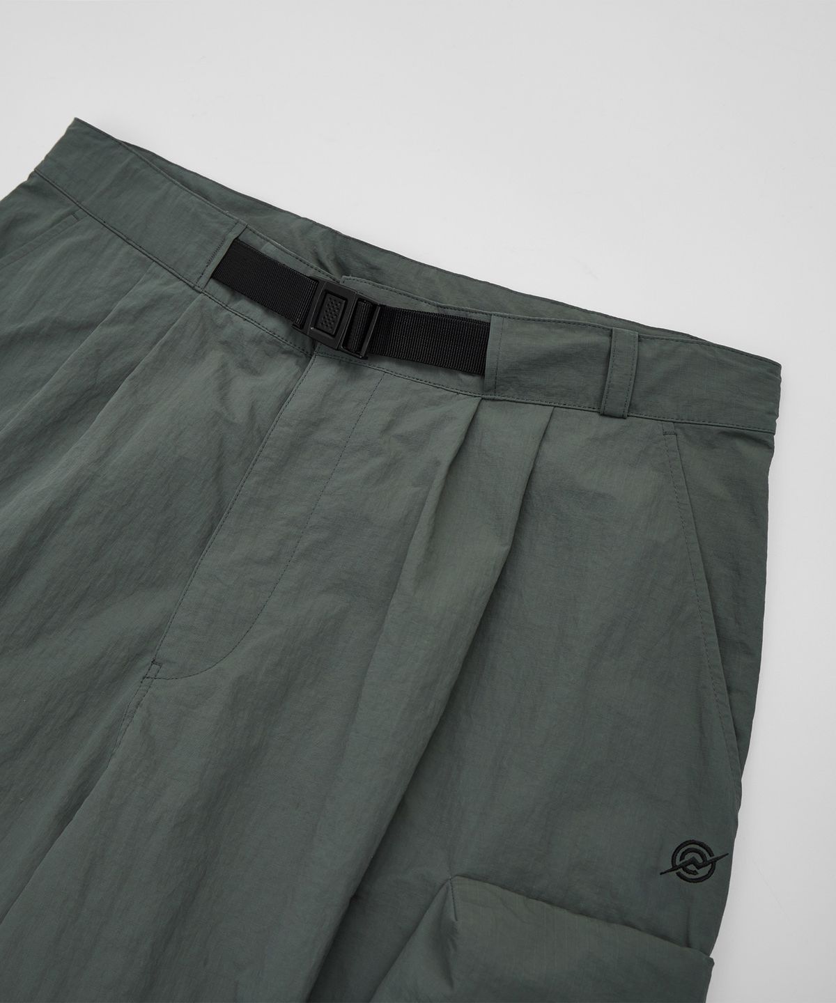 칼라파타르(KALAPATTHAR) Nylon Ankle Zipped Cargo Pants - KHAKI