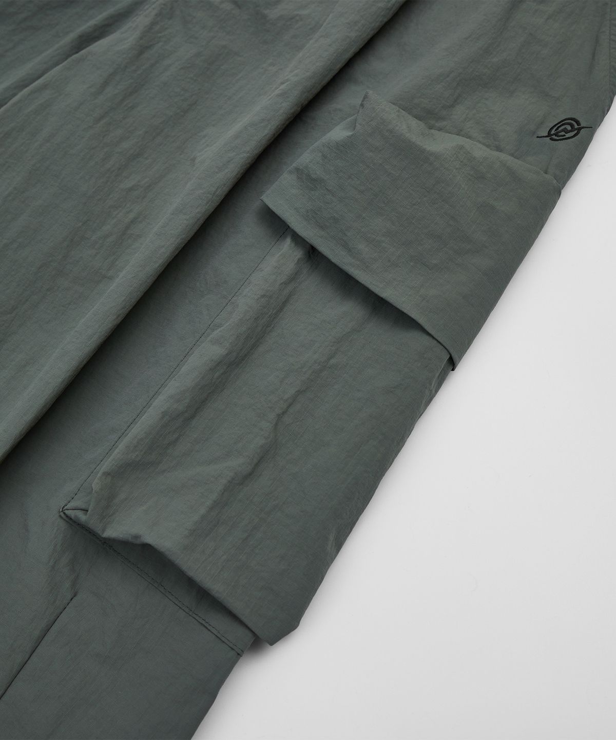 칼라파타르(KALAPATTHAR) Nylon Ankle Zipped Cargo Pants - KHAKI