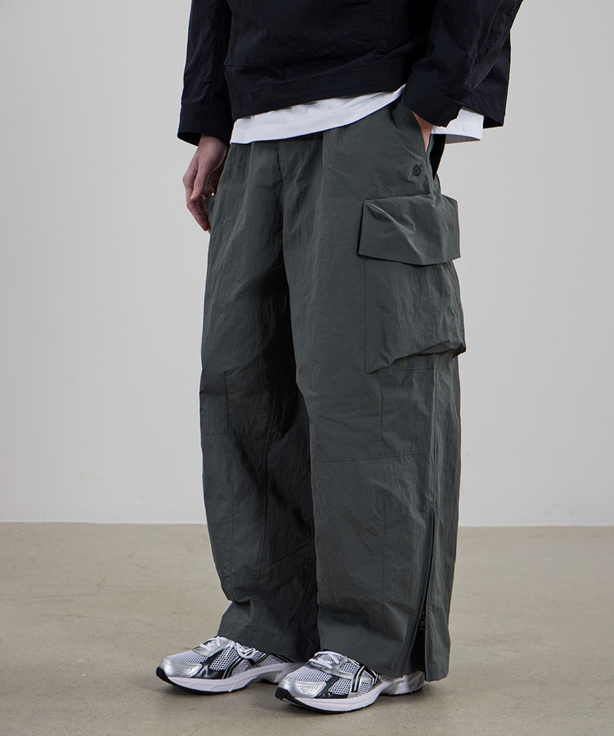 칼라파타르(KALAPATTHAR) Nylon Ankle Zipped Cargo Pants - GRAY