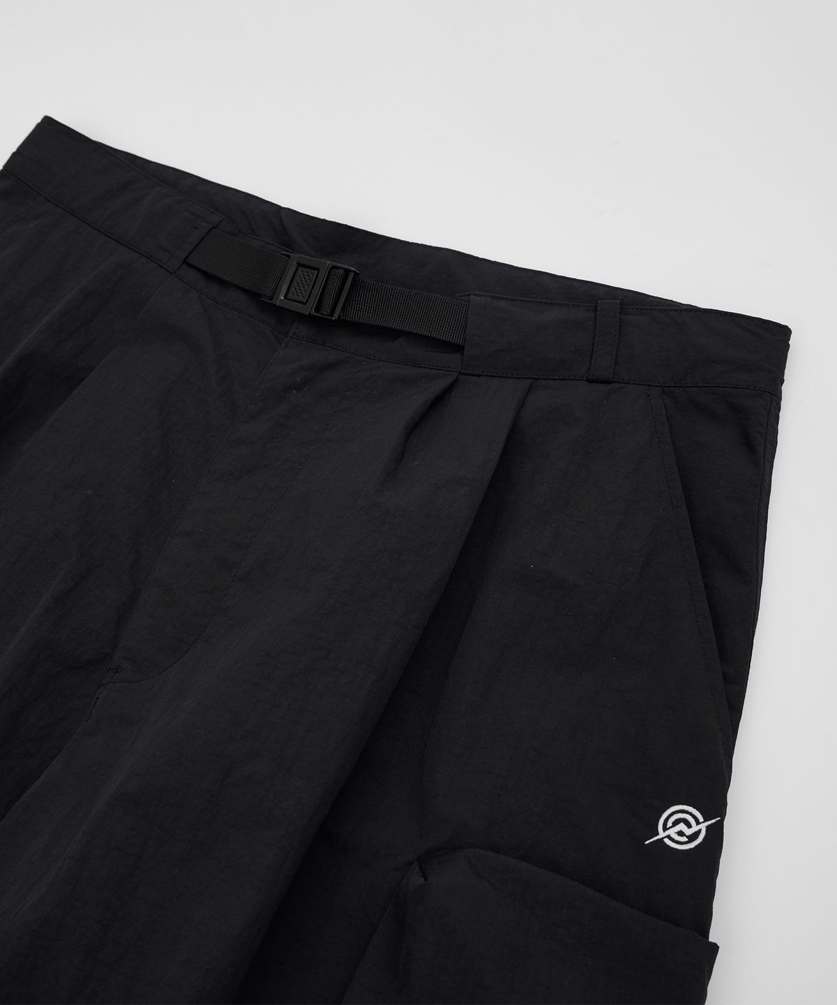 칼라파타르(KALAPATTHAR) Nylon Ankle Zipped Cargo Pants - BLACK