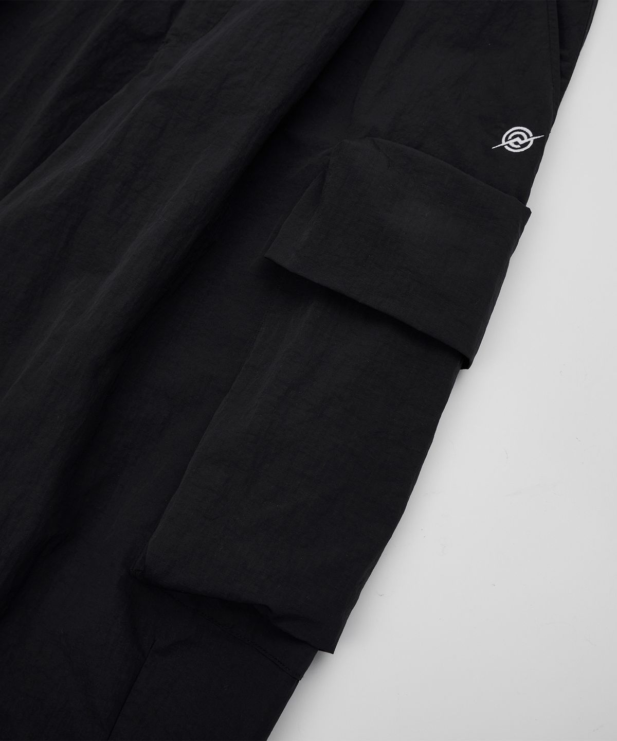 칼라파타르(KALAPATTHAR) Nylon Ankle Zipped Cargo Pants - BLACK