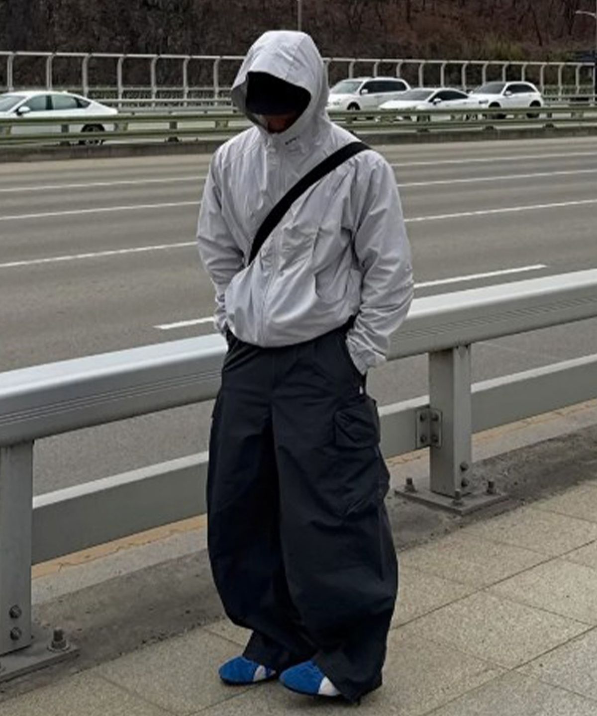 칼라파타르(KALAPATTHAR) Wide Balloon Ankle Zip Belted Cargo Pants - DEEP GRAY