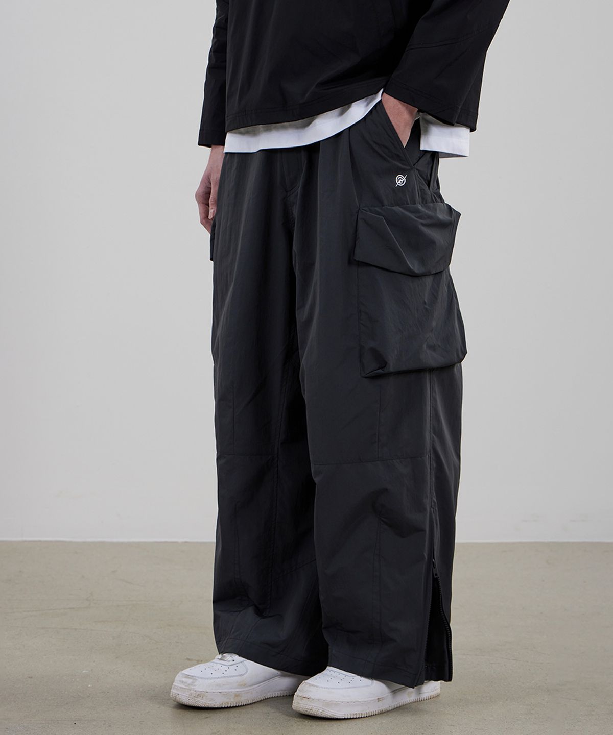 칼라파타르(KALAPATTHAR) Wide Balloon Ankle Zip Belted Cargo Pants - DEEP GRAY