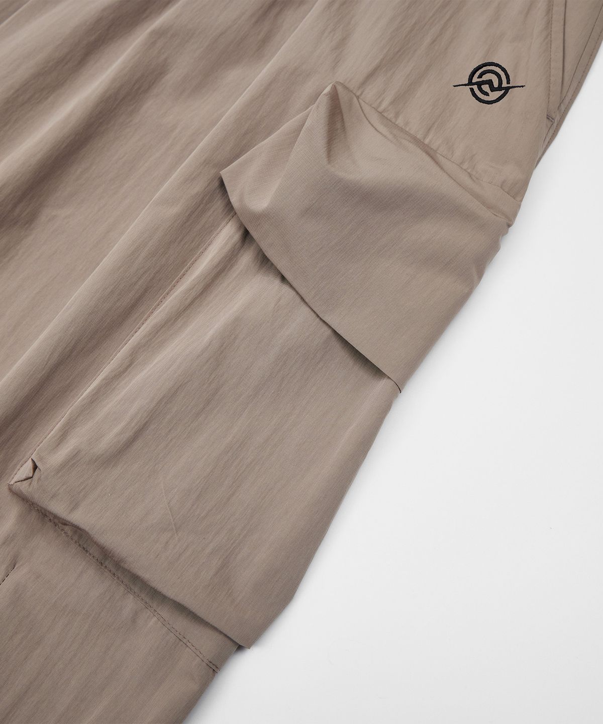 칼라파타르(KALAPATTHAR) Wide Balloon Ankle Zip Belted Cargo Pants - BEIGE