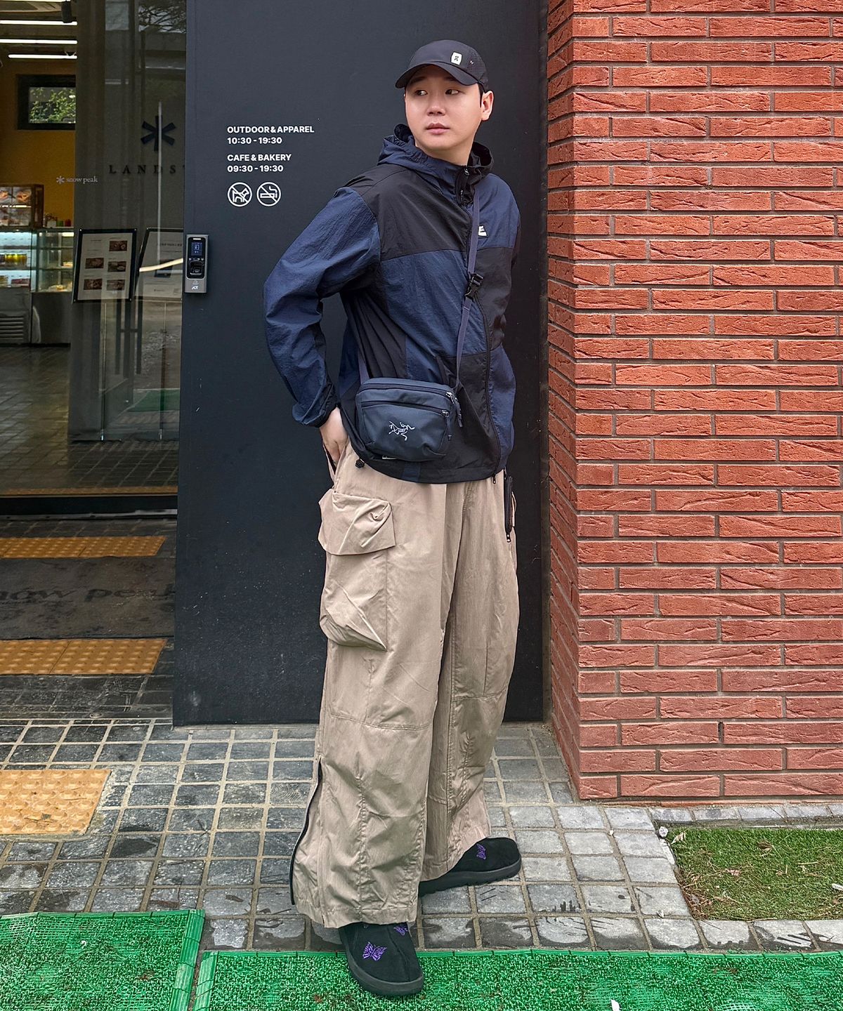 칼라파타르(KALAPATTHAR) Wide Balloon Ankle Zip Belted Cargo Pants - BEIGE