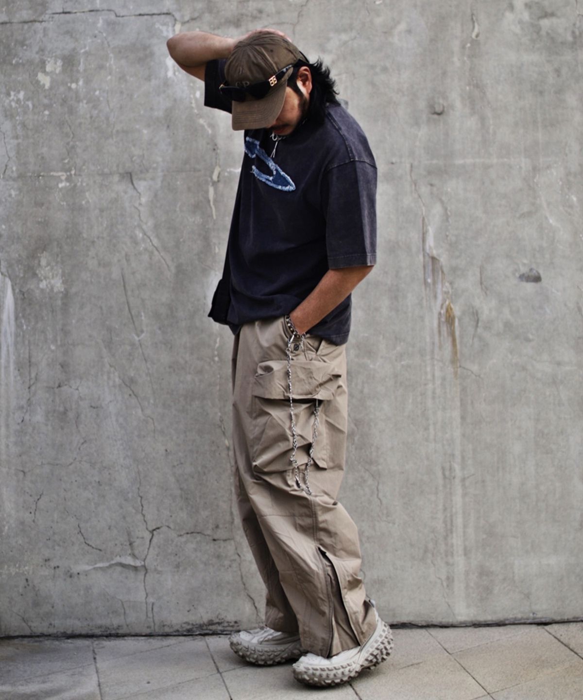 칼라파타르(KALAPATTHAR) Wide Balloon Ankle Zip Belted Cargo Pants - BEIGE