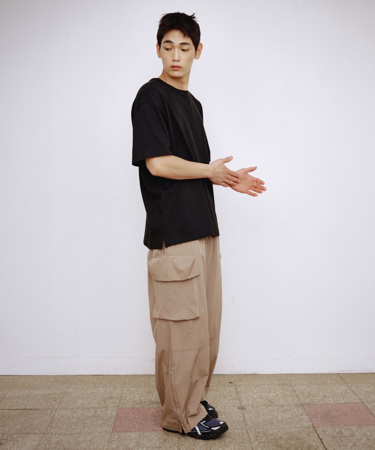 칼라파타르(KALAPATTHAR) Wide Balloon Ankle Zip Belted Cargo Pants - BEIGE