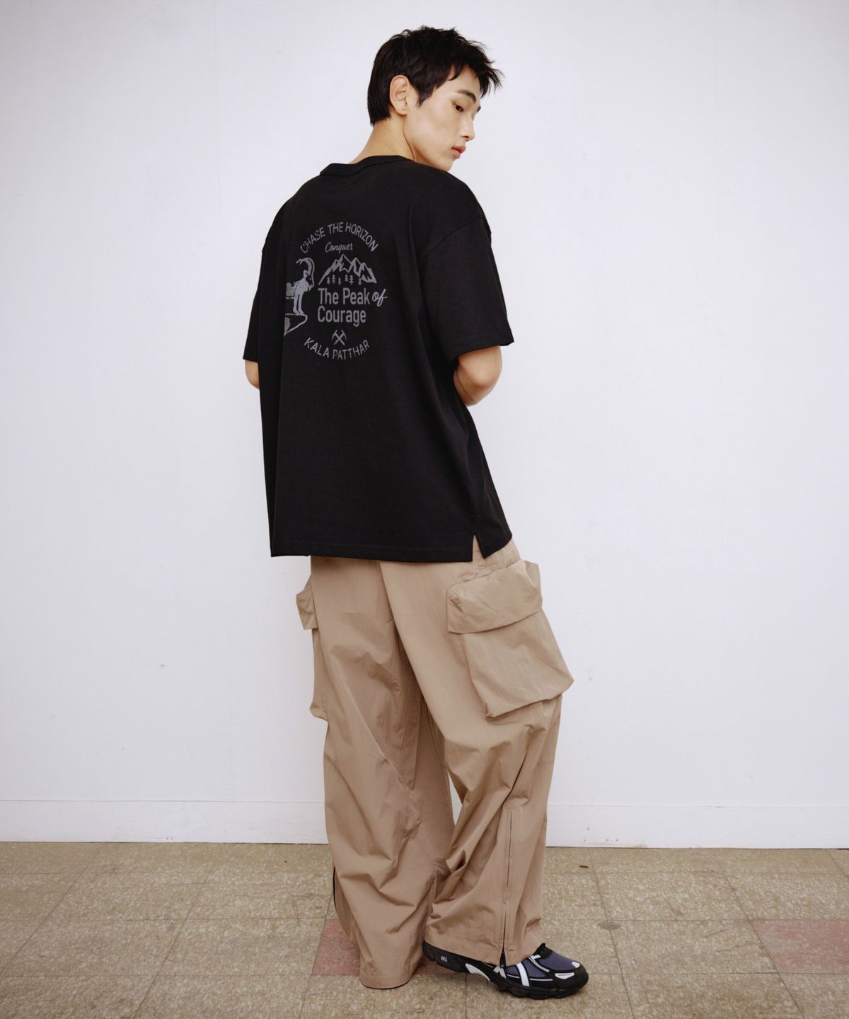 칼라파타르(KALAPATTHAR) Wide Balloon Ankle Zip Belted Cargo Pants - BEIGE