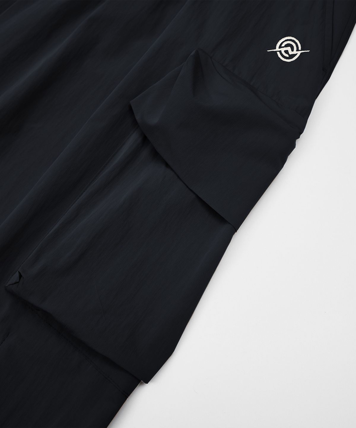 칼라파타르(KALAPATTHAR) Wide Balloon Ankle Zip Belted Cargo Pants - BLACK