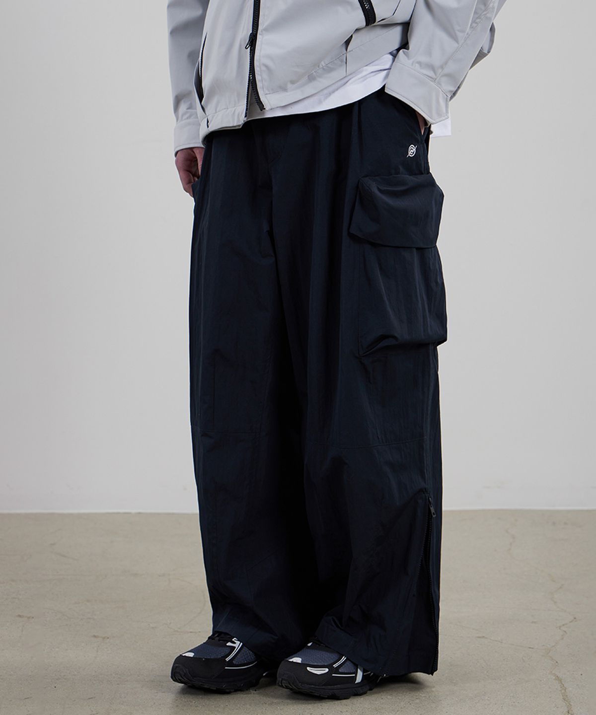 칼라파타르(KALAPATTHAR) Wide Balloon Ankle Zip Belted Cargo Pants - BLACK