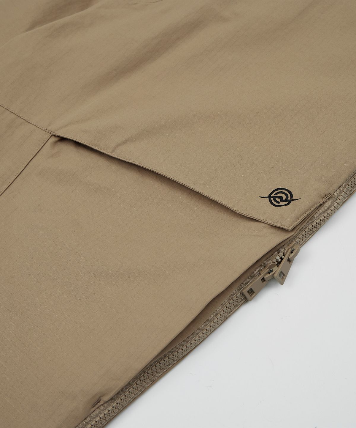 칼라파타르(KALAPATTHAR) CN Wide Ankle Zipped Cargo Pants - BEIGE